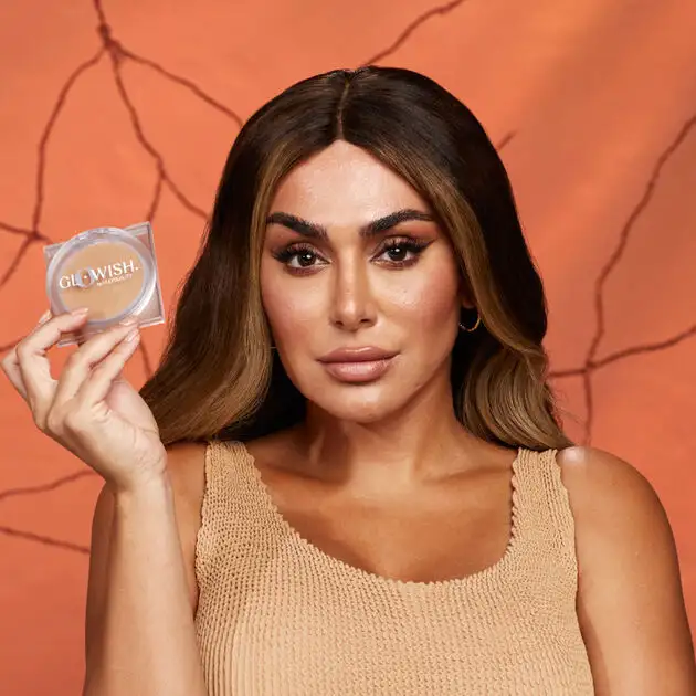 GloWish Luminous Pressed Powder by Huda Beauty in Shade 03 Light - Image 4